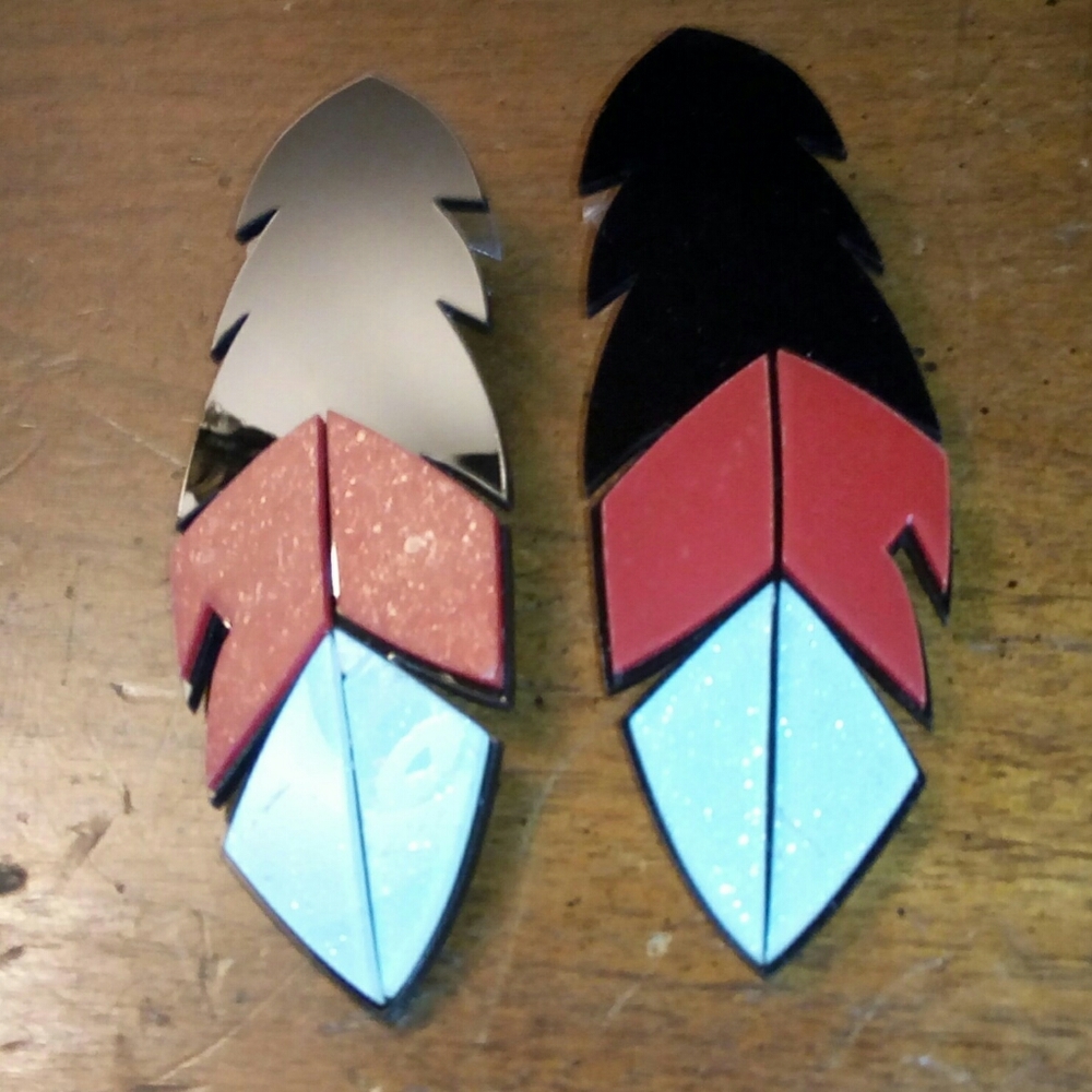 Layered acrylic feather earrings - Picture 4 of 5